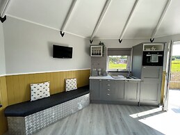 Acdc Glamping, Campervan , Caravan and Tent Resort