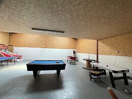 Acdc Glamping, Campervan , Caravan and Tent Resort