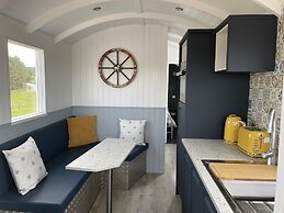 Acdc Glamping, Campervan , Caravan and Tent Resort