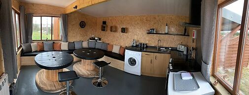 Acdc Glamping, Campervan , Caravan and Tent Resort