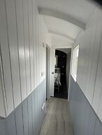 Acdc Glamping, Campervan , Caravan and Tent Resort