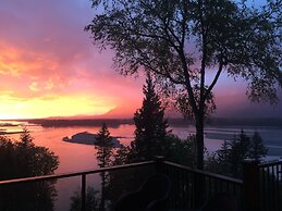 The Fraser River's Edge B&B Lodge