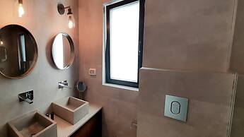 Exclusive 3BDR Near Rothschild TL40