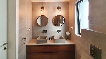 Exclusive 3BDR Near Rothschild TL40