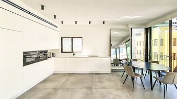 Exclusive 3BDR Near Rothschild TL40