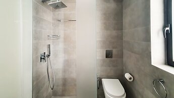 Exclusive 3BDR Near Rothschild TL40