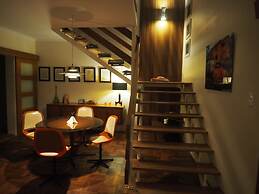 Silver Sands - A Unique Retro Beauty