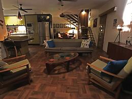 Silver Sands - A Unique Retro Beauty