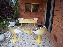 Silver Sands - A Unique Retro Beauty