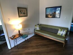 Silver Sands - A Unique Retro Beauty