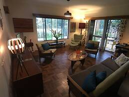 Silver Sands - A Unique Retro Beauty