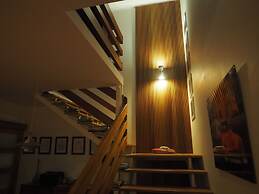 Silver Sands - A Unique Retro Beauty