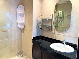 Top Floor Spacious Studio