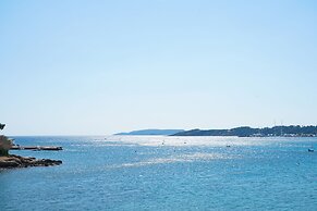 Vouliagmeni Stylish Homes by BluPine