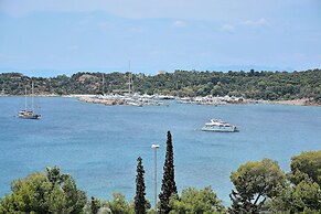 Vouliagmeni Stylish Homes by BluPine