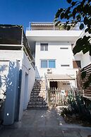 Vouliagmeni Stylish Homes by BluPine