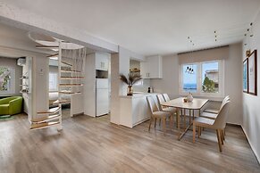 Vouliagmeni Stylish Homes by BluPine