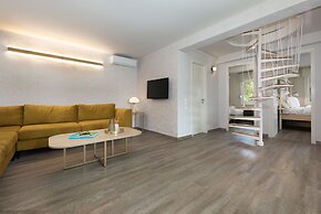 Vouliagmeni Stylish Homes by BluPine