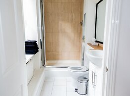 Modern 2 bed flat in historic building