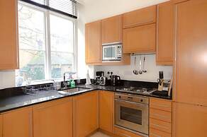 Modern 2 bed flat in historic building