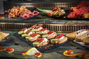 Petousis Hotel & Suites