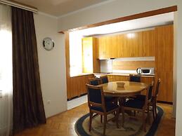 Three Bedroom Apartment With Garden