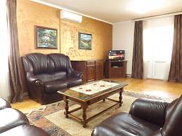 Three Bedroom Apartment With Garden
