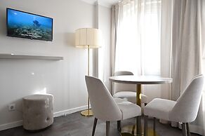 Famous Crows Lisbon Suites