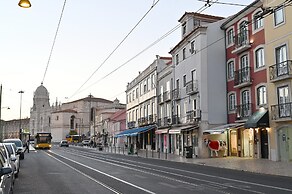 Famous Crows Lisbon Suites