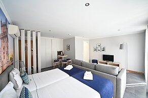 Famous Crows Lisbon Suites