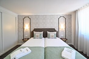 Famous Crows Lisbon Suites