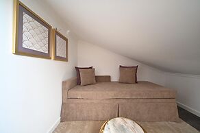 Famous Crows Lisbon Suites