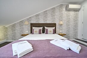 Famous Crows Lisbon Suites