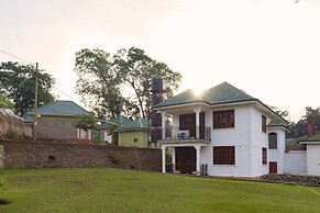 Tooro Fairway Hotel