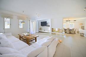 Luxurious 7 Bedroom Villa in Fokos Beach