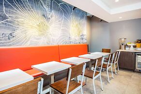 La Quinta Inn & Suites by Wyndham Times Square South