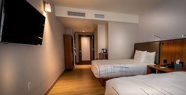 La Quinta Inn & Suites by Wyndham Times Square South