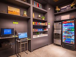 La Quinta Inn & Suites by Wyndham Times Square South