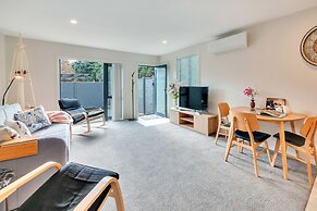 Beautifully Styled 2BR w 2 Carparks & Aircon