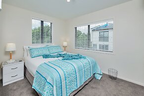Beautifully Styled 2BR w 2 Carparks & Aircon