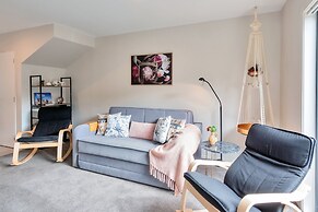 Beautifully Styled 2BR w 2 Carparks & Aircon
