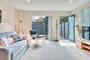 Beautifully Styled 2BR w 2 Carparks & Aircon