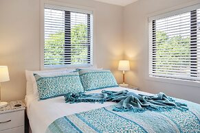Beautifully Styled 2BR w 2 Carparks & Aircon