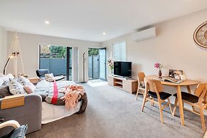 Beautifully Styled 2BR w 2 Carparks & Aircon
