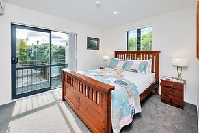 Beautifully Styled 2BR w 2 Carparks & Aircon