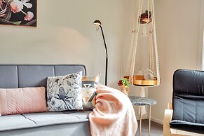 Beautifully Styled 2BR w 2 Carparks & Aircon