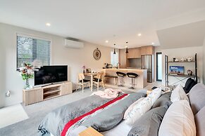 Beautifully Styled 2BR w 2 Carparks & Aircon