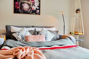 Beautifully Styled 2BR w 2 Carparks & Aircon