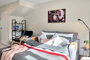 Beautifully Styled 2BR w 2 Carparks & Aircon