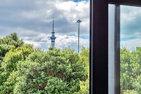 Beautifully Styled 2BR w 2 Carparks & Aircon